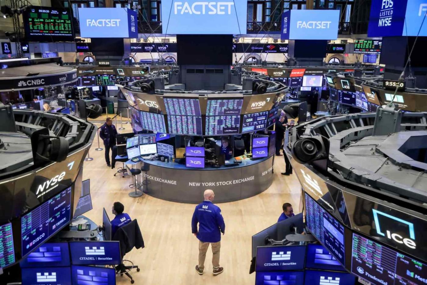 Markets News, Oct. 16, 2025: Stocks Close Lower as Regional Bank Shares  Plummet; Gold Sets Fresh Record; Bond Yields Fall to Lowest Level Since  April