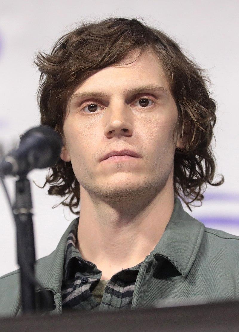 Evan Peters at a 2019 Convention