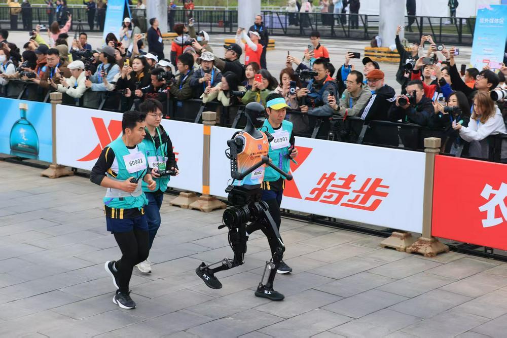 视频 | 每周市场解读：黄金VS比特币，全球经济悬崖边的“焦虑税”