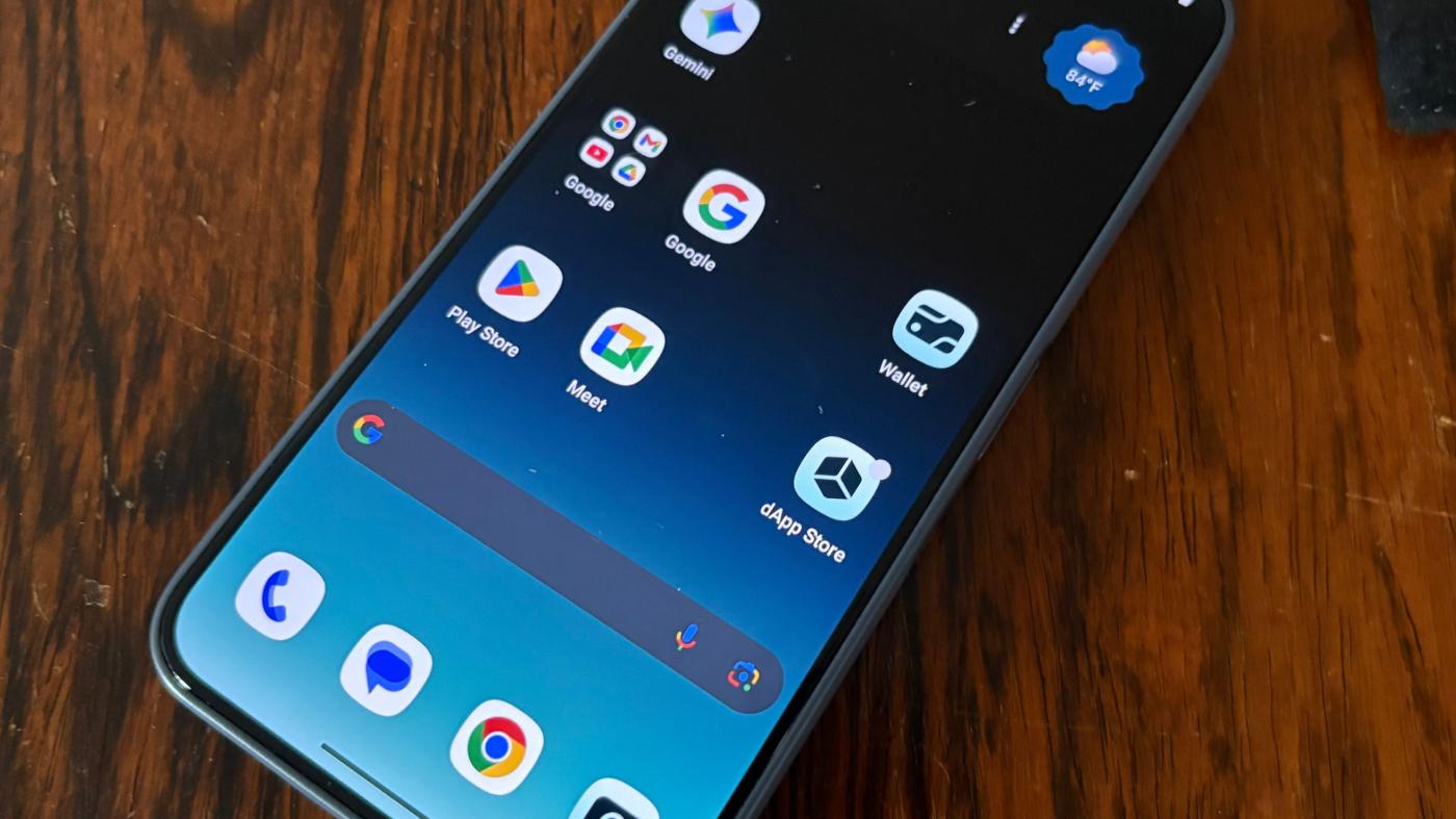 Seeker Test Phone (Margaux Nijkerk/ CoinDesk)