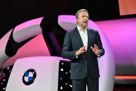 视频 | 每周市场解读：黄金VS比特币，全球经济悬崖边的“焦虑税”